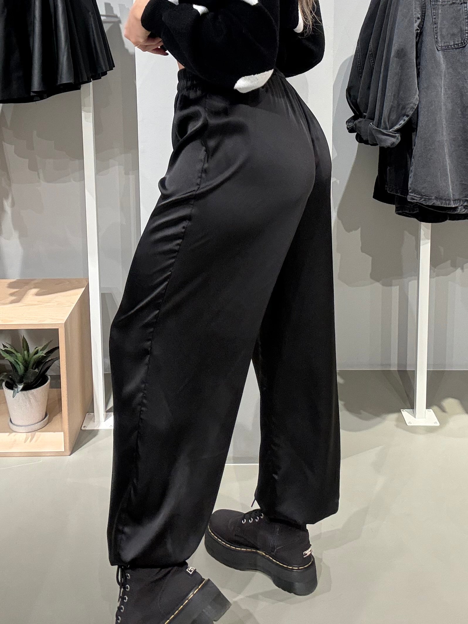 VINELA Trousers - Black